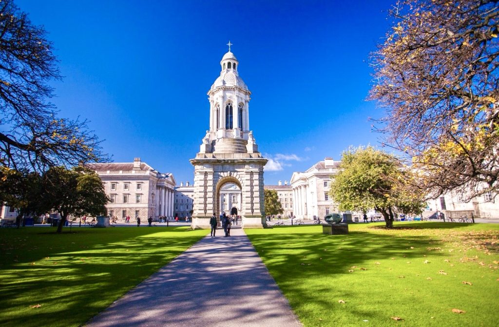 1 Patio-Trinity College-Irlanda