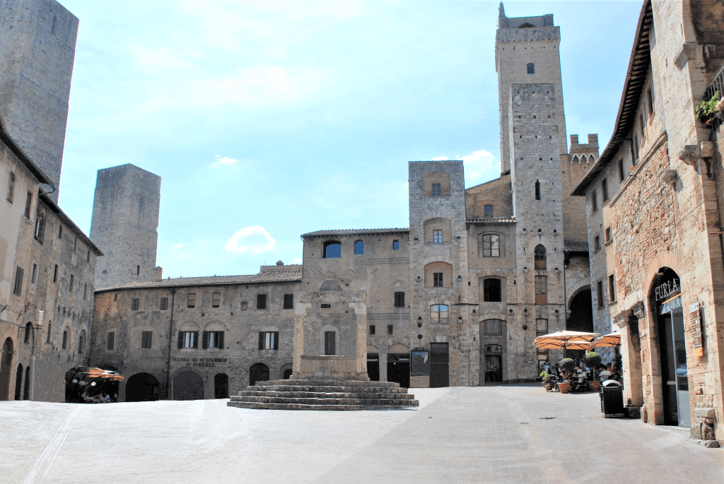 4 Plaza Cisterna-S Gimignano-Italia