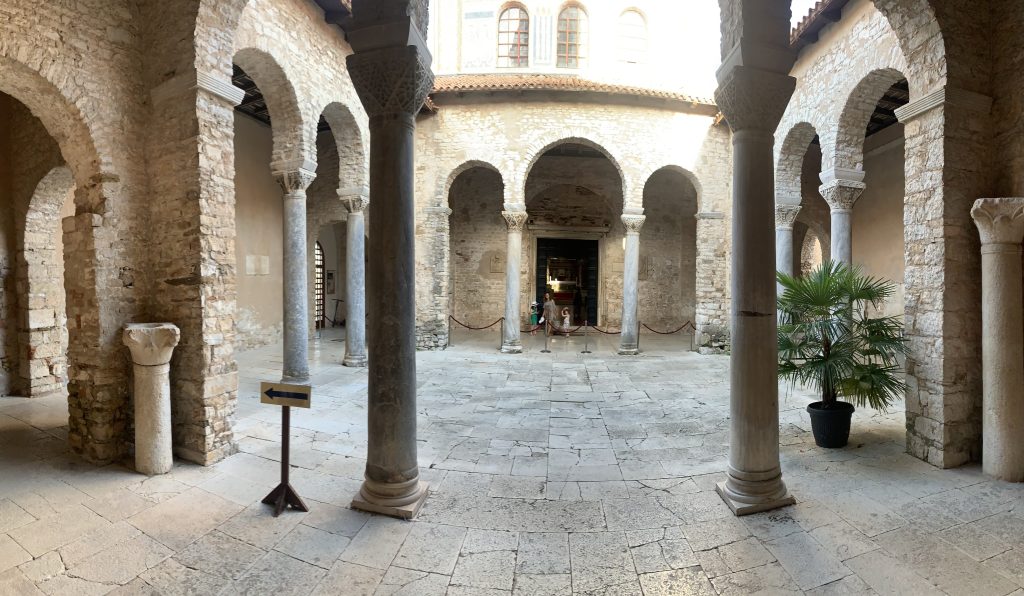 13 Atrio-Basílica-Porec-Croacia